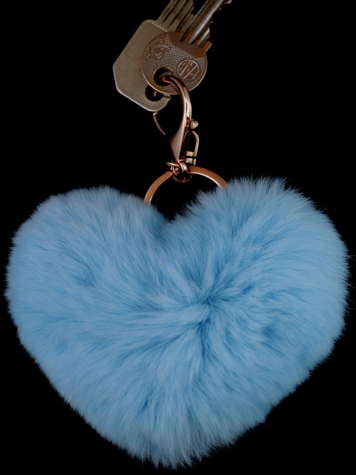 Kožušinový prívesok z králika v tvare srdiečka - svetlomodrý