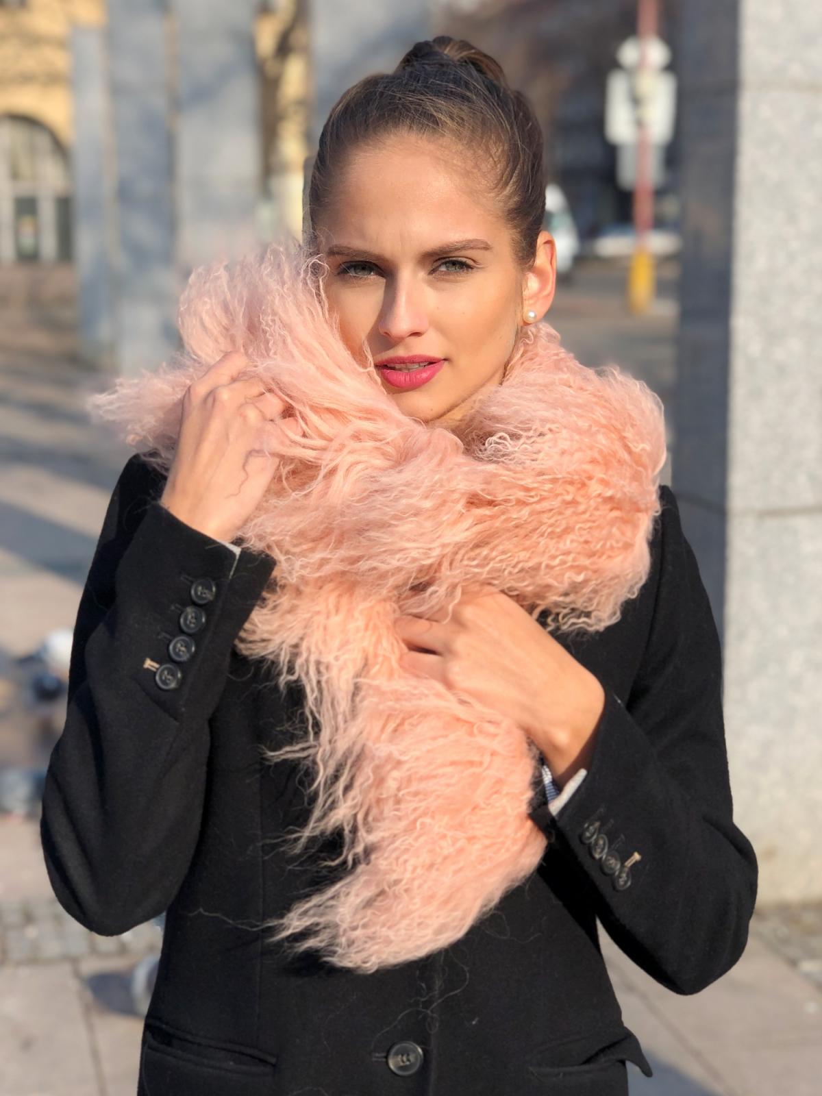 Dlhý šál z pravej kožušiny tibetskej ovce - farba staroružová